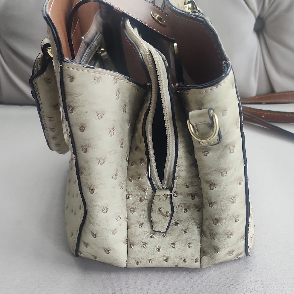 London Fog Cream and Brown Crossbody Bag with Textured Design - Picture 7 of 13